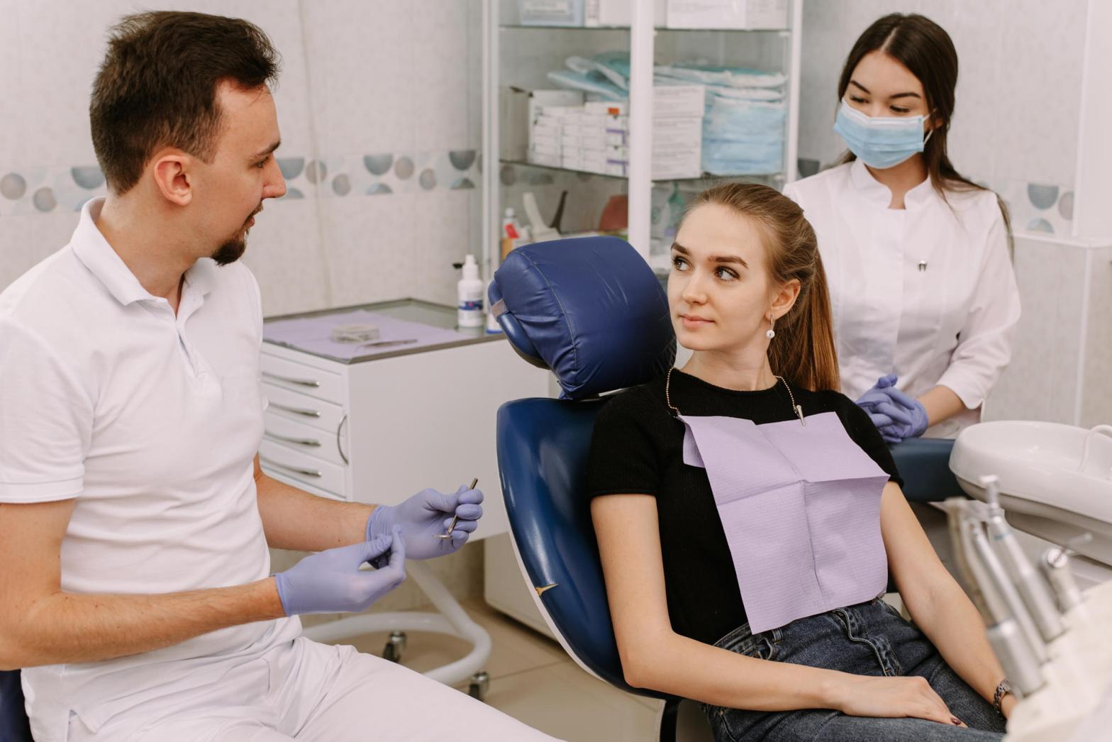 Jak działa znieczulenie w stomatologii? Dentysta rozmawia z pacjentem